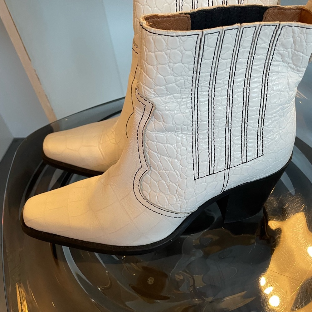 Ganni White cowboy 🤠 👢 boots